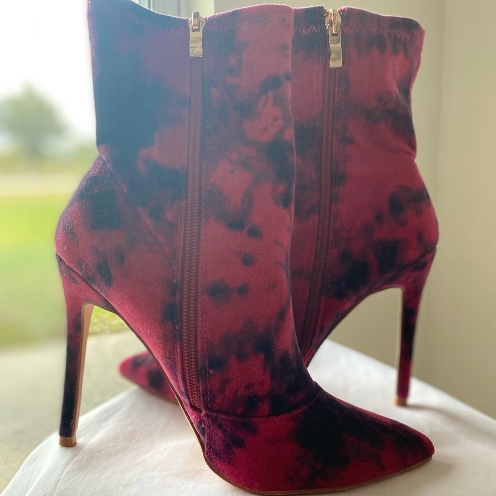 Women’s Fuchsia and Black Heels
